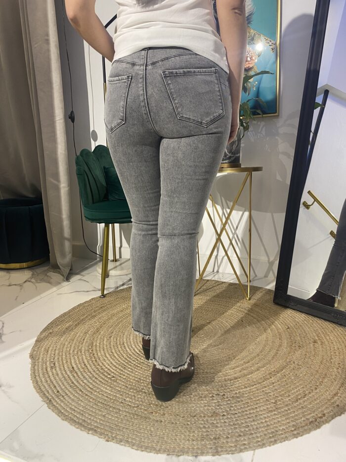 Jeans push up gris lavado bajo flecos - Imagen 5